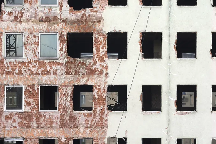 Impresión enmarcada : Fachada de la casa en un sitio de construcción. Impresión enmarcada : Fachada de la casa en un sitio de construcción.