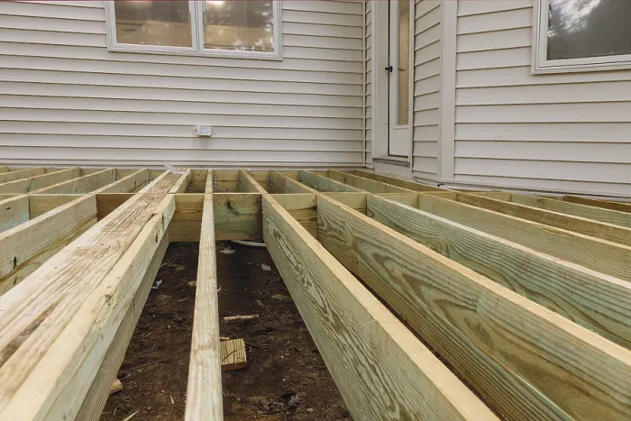 Impresión enmarcada : La construcción de patio de madera.