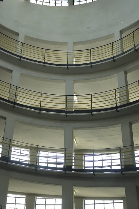 Impresión enmarcada : Vista interior de un edificio de varios pisos.