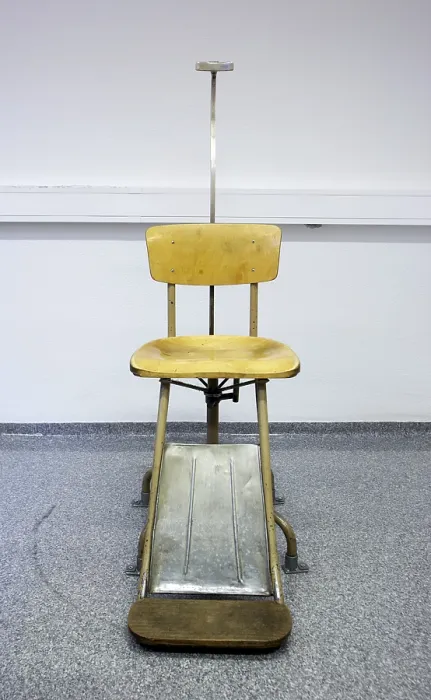 Impresión enmarcada : Sala de interrogatorio. Impresión enmarcada : Sala de interrogatorio.