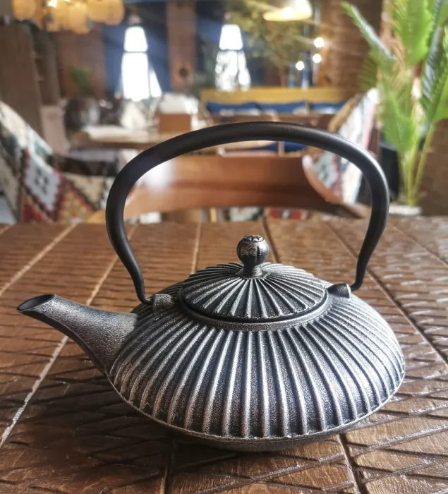 Impresión enmarcada : Tetera en la mesa de un café.