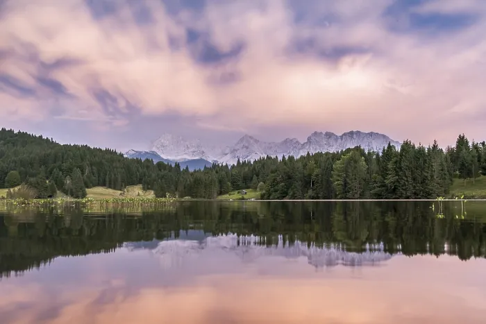 Impresión enmarcada : Lago Geroldsee con nubes dramáticas. Impresión enmarcada : Lago Geroldsee con nubes dramáticas.