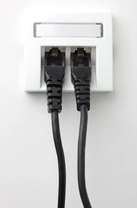 Impresión enmarcada : Cable de LAN, cable de red en un enchufe.