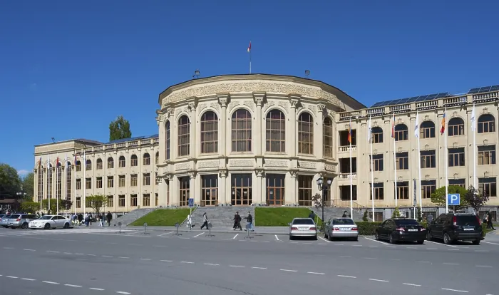 Impresión enmarcada : Un gran edificio clásico con banderas.