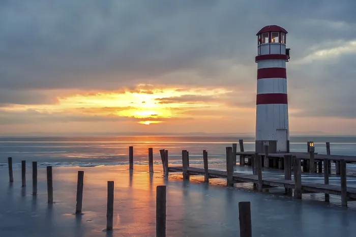 Impresión enmarcada : Faro en el lago.