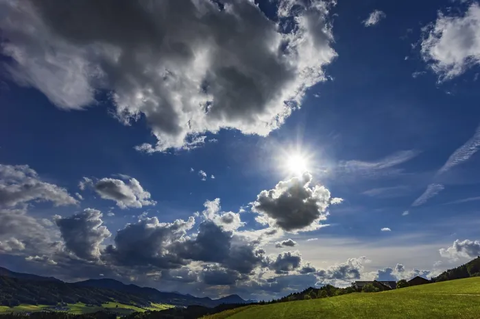 Impresión enmarcada : Pradera con cielo nublado dramático.