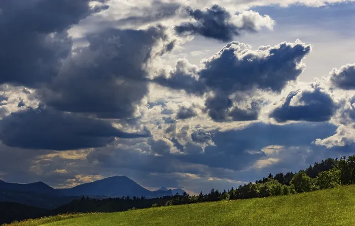 Impresión enmarcada : Pradera con cielo nublado dramático. Impresión enmarcada : Pradera con cielo nublado dramático.