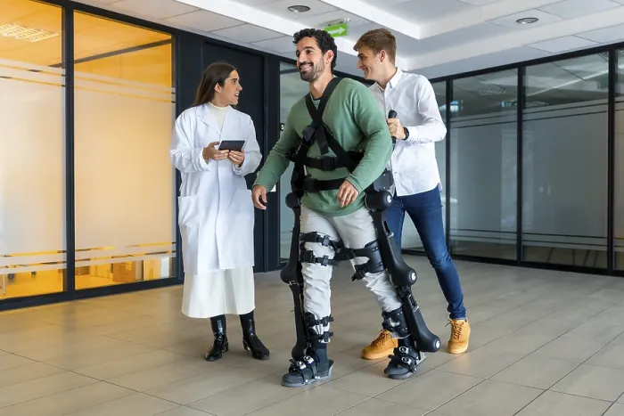Impresión enmarcada : Exoesqueleto mecánico, doctora femenina con dispositivo caminando con persona discapacitada con esqueleto robótico en rehabilitación. Impresión enmarcada : Exoesqueleto mecánico, doctora femenina con dispositivo caminando con persona discapacitada con esqueleto robótico en rehabilitación.