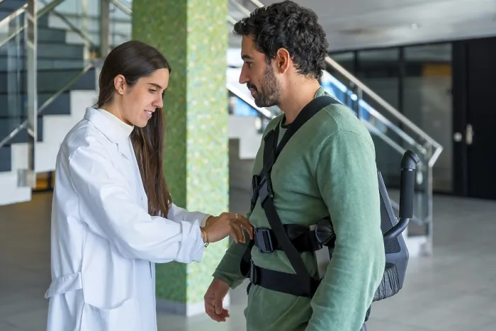 Impresión enmarcada : Exoesqueleto mecánico, fisioterapeuta doctora femenina poniendo cintas en persona con discapacidad con esqueleto robótico.