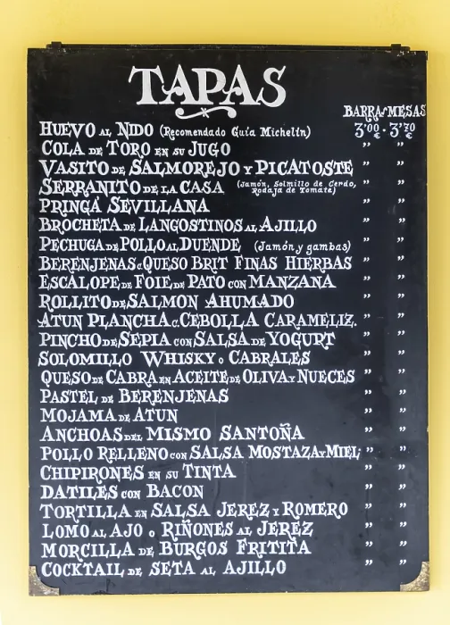 Impresión enmarcada : Menú con diferentes tapas en un bar de tapas.