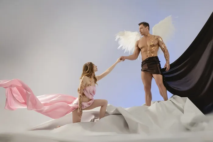 Impresión enmarcada : Dos modelos interactúan de manera creativa. Impresión enmarcada : Dos modelos interactúan de manera creativa.