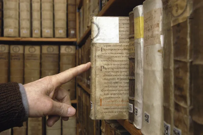 Impresión enmarcada : En una biblioteca de un monasterio con libros.