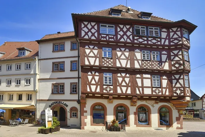 Impresión enmarcada : Mosbach, Alemania, junio 2021: centro histórico del pueblo con casas de madera llamadas Palmsche Haus Mosbach.
