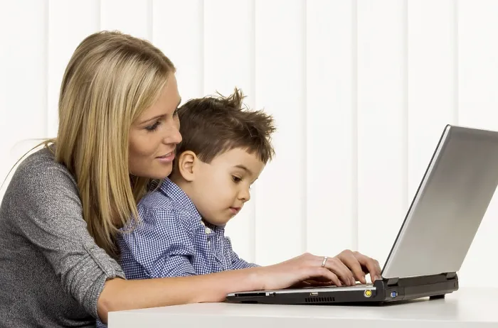 Impresión enmarcada : Madre e hijo a la computadora.