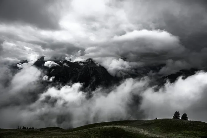 Impresión enmarcada : Cresta montañosa con nubes dramáticas.