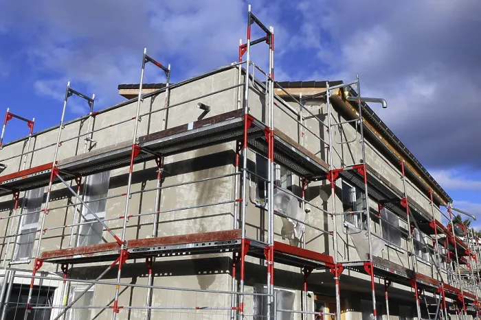 Impresión enmarcada : Edificio nuevo con renderizado básico completo de la fachada exterior Edificio nuevo con renderizado básico completo de