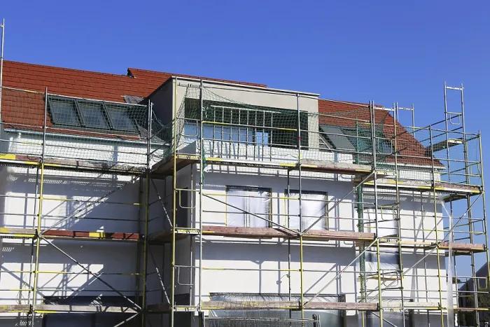 Impresión enmarcada : Edificio nuevo con renderizado básico completado de la fachada exterior Edificio nuevo con renderizado básico completado de