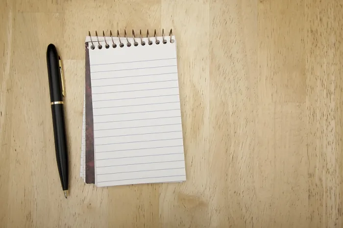Impresión enmarcada : Cuaderno y lápiz. Impresión enmarcada : Cuaderno y lápiz.
