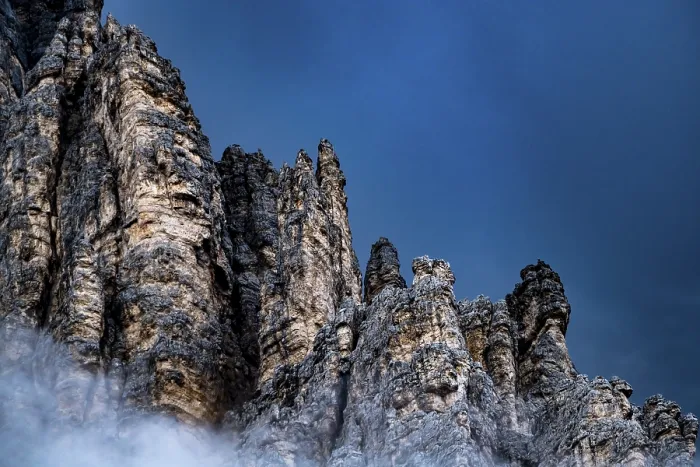 Impresión enmarcada : Cima del Monte Pelmo con nubes.