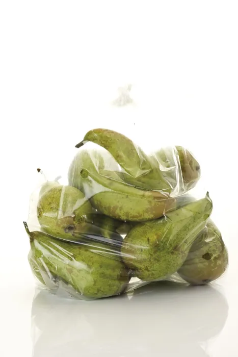 Impresión enmarcada : Pera en una bolsa de plástico. Impresión enmarcada : Pera en una bolsa de plástico.