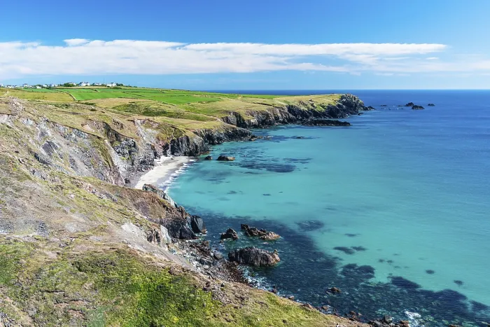 Impresión enmarcada : Pentreath Beach and Cliffs, Cornualles.