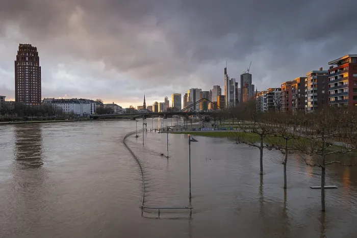 Impresión enmarcada : Después de una lluvia persistente. Impresión enmarcada : Después de una lluvia persistente.