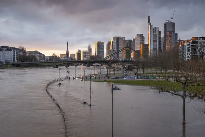 Impresión enmarcada : Después de una lluvia persistente. Impresión enmarcada : Después de una lluvia persistente.