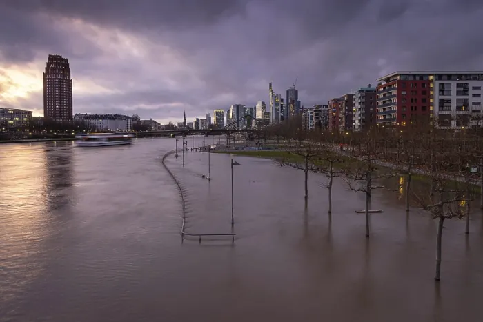 Impresión enmarcada : Después de una lluvia persistente. Impresión enmarcada : Después de una lluvia persistente.