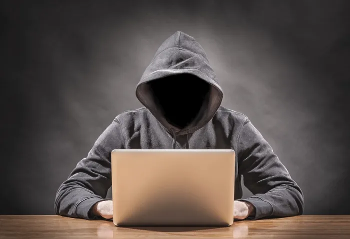 Impresión enmarcada : imagen de un hacker en una computadora