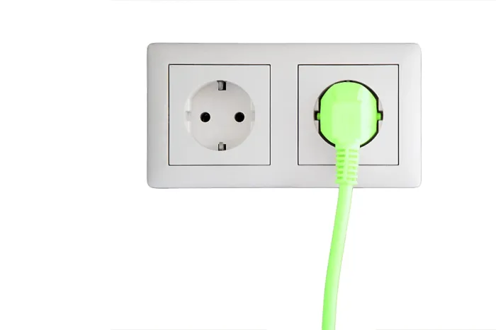 Impresión enmarcada : Toma de corriente con enchufe verde.