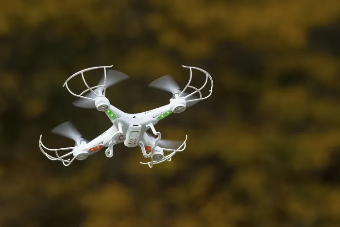 Impresión enmarcada : Cuadricóptero, dron con cámara. Impresión enmarcada : Cuadricóptero, dron con cámara.