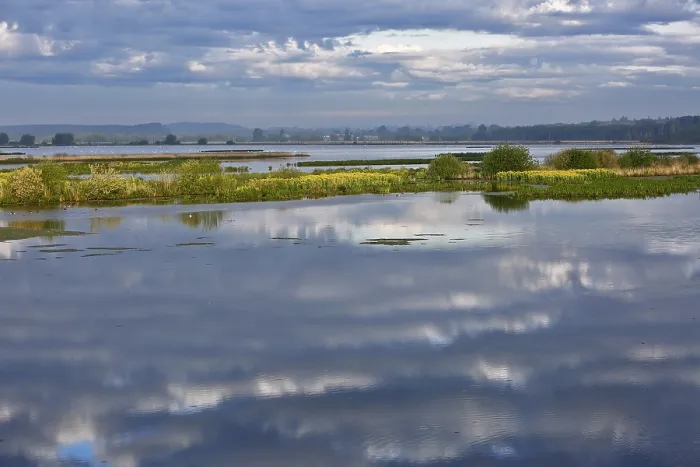 Impresión enmarcada : Reflejo de nubes en calma.