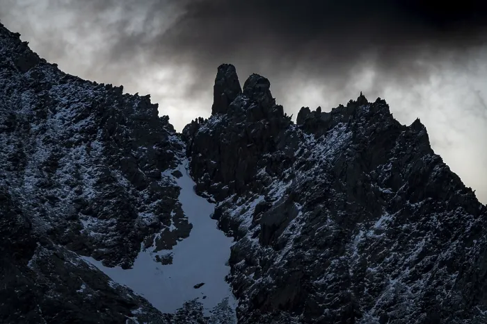 Impresión enmarcada : Cumbre rocosa con nubes dramáticas. Impresión enmarcada : Cumbre rocosa con nubes dramáticas.