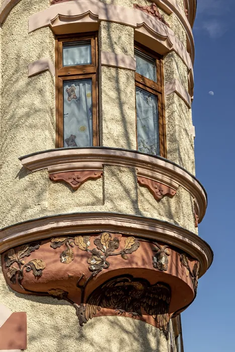 Impresión enmarcada : Ventana circular en un edificio residencial.