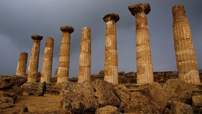 Impresión enmarcada : Fila de columnas, capítulo, templo de Hércules. Impresión enmarcada : Fila de columnas, capítulo, templo de Hércules.