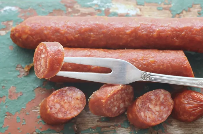 Impresión enmarcada : Salami con tenedor. Impresión enmarcada : Salami con tenedor.
