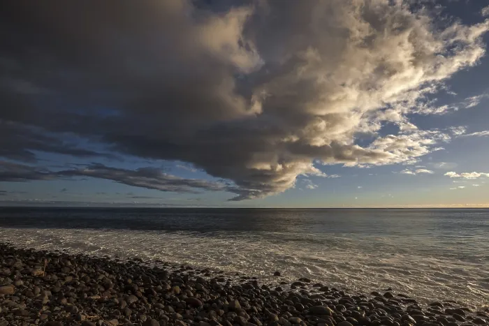 Impresión enmarcada : Atmósfera marina y dramática de nubes. Impresión enmarcada : Atmósfera marina y dramática de nubes.