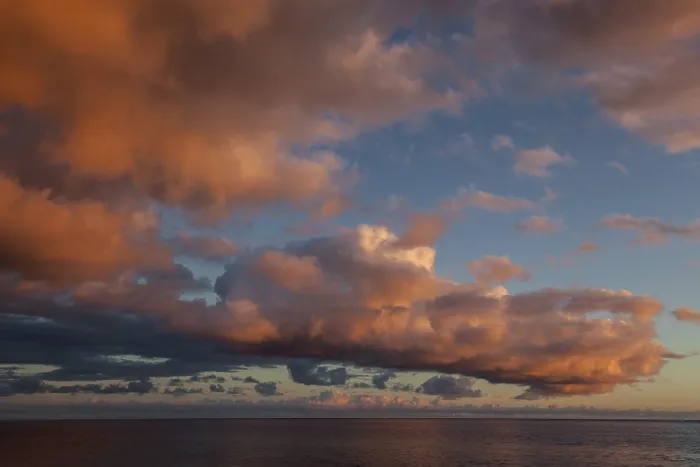 Impresión enmarcada : Atmósfera marina y dramática de nubes. Impresión enmarcada : Atmósfera marina y dramática de nubes.