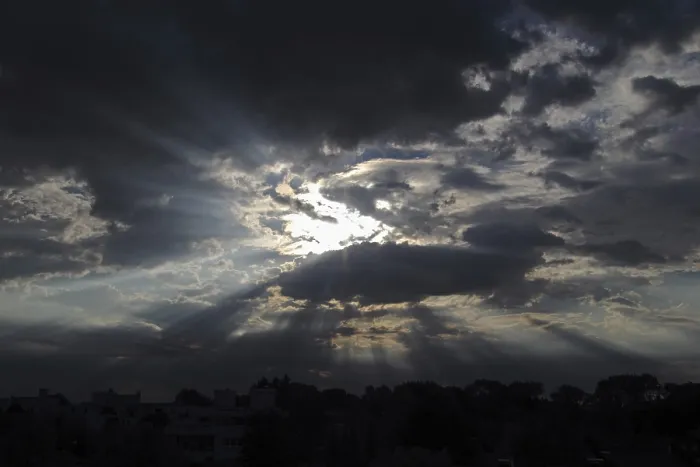 Impresión enmarcada : Cielo con nubes y rayos de sol. Impresión enmarcada : Cielo con nubes y rayos de sol.