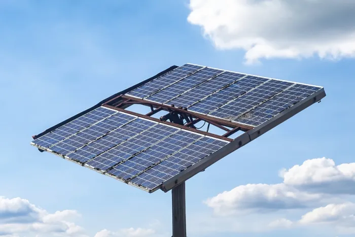 Impresión enmarcada : Módulo solar alineado con el cielo, simbolizando la energía renovable en Bottrop, Renania del Norte-Westfalia, Alemania.