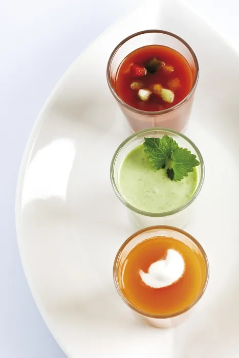 Impresión enmarcada : Tres sopas en vasos, gazpacho.