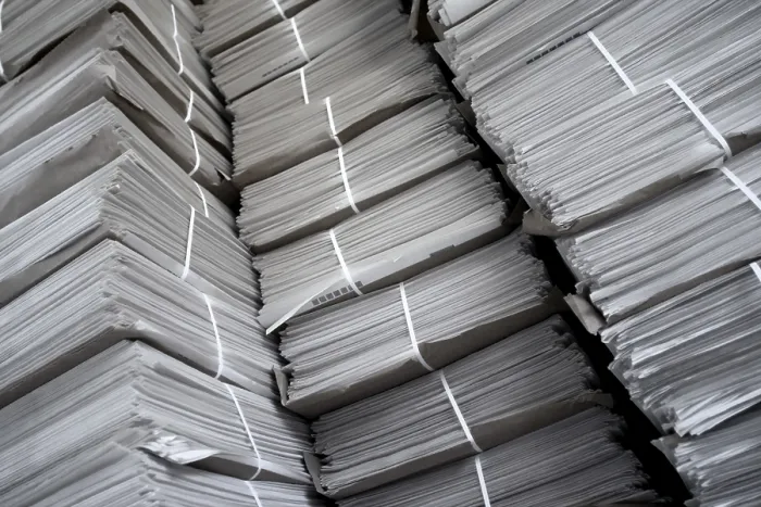 Impresión enmarcada : Pile de periódicos.
