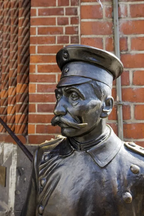 Impresión enmarcada : Estatua, capitán de Köpenick. Impresión enmarcada : Estatua, capitán de Köpenick.