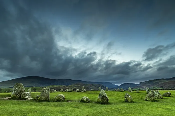 Impresión enmarcada : Círculo de piedras con nubes dramáticas. Impresión enmarcada : Círculo de piedras con nubes dramáticas.