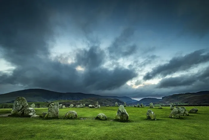 Impresión enmarcada : Círculo de piedras con nubes dramáticas. Impresión enmarcada : Círculo de piedras con nubes dramáticas.