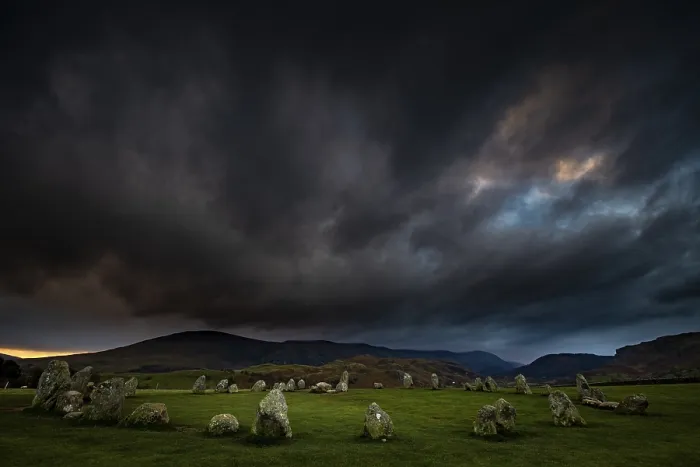 Impresión enmarcada : Círculo de piedra con cielo oscuro dramático. Impresión enmarcada : Círculo de piedra con cielo oscuro dramático.