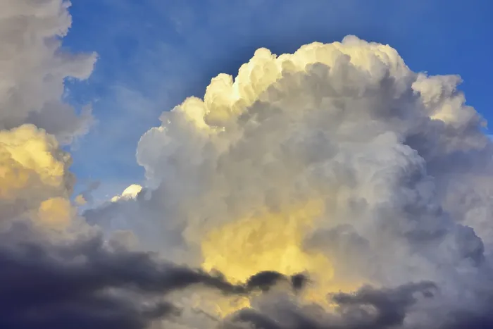 Impresión enmarcada : Nubes tormentosas, nubarrones verticales, cumulonimbus, luz de la tarde, Baviera, Alemania. Impresión enmarcada : Nubes tormentosas, nubarrones verticales, cumulonimbus, luz de la tarde, Baviera, Alemania.