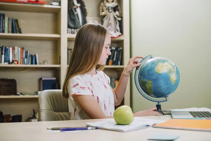 Impresión enmarcada : Estudiante posando con mesa de globo. Impresión enmarcada : Estudiante posando con mesa de globo.
