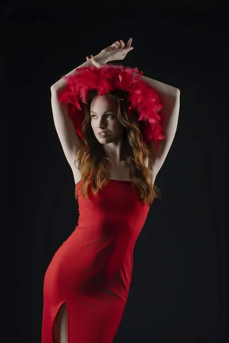 Impresión enmarcada : En un estudio con iluminación dramática. Impresión enmarcada : En un estudio con iluminación dramática.