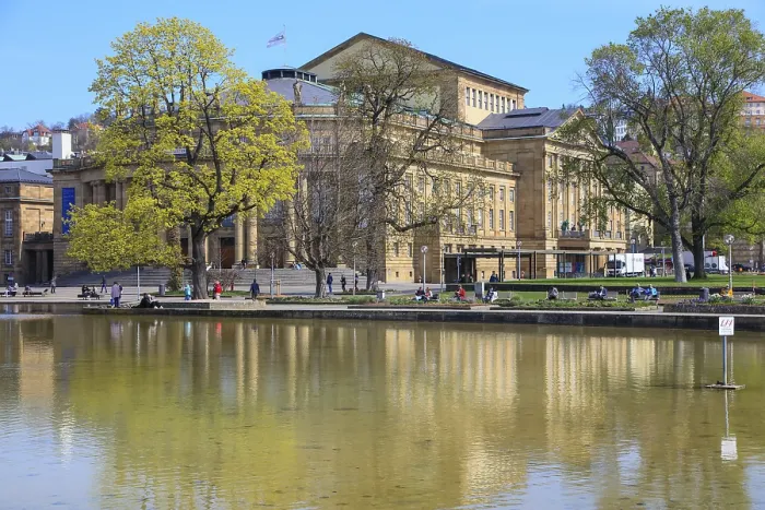 Impresión enmarcada : Ópera Estatal de Stuttgart, Reflexión en el Eckensee. Impresión enmarcada : Ópera Estatal de Stuttgart, Reflexión en el Eckensee.